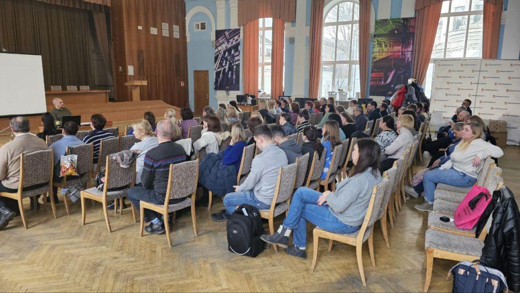 Тренінг «Виживання в місті під час бойових дій» для працівників КП “Київтеплоенерго”. Фото: ГО “Українська Жіноча Варта”