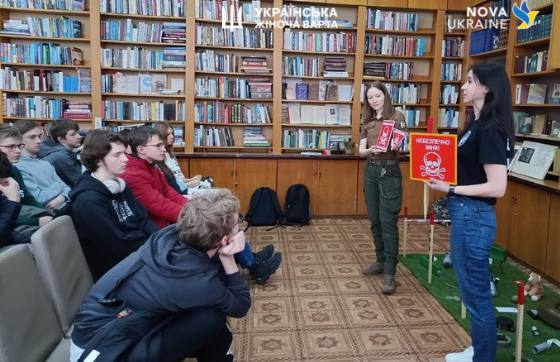 Українська Жіноча Варта провела вишкіл із навчання ризикам, пов'язаним із вибухонебезпечними предметами (НРВНП) для старшокласників приватного ліцею "Кітерра".