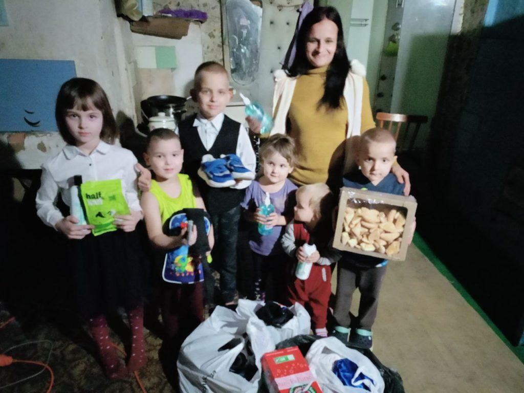 Багатодітна родина ВПО з Мирнограду, що на Донеччині (Покровський напрямок). 4й візит. 
мати Алла,
Роман -10 років
Аліна -8 років
Максим --6 років
Анатолій- 5 років
Юлія-4 роки
Мадіна -2 роки