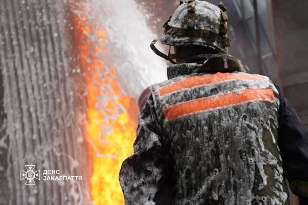 Eliminating the consequences of an enemy attack. Photo: State Emergency Service of the Zakarpattia Oblast
