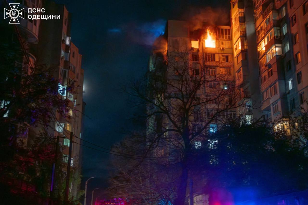 Fire in a multi-storey residential building following the russian attack. Photo: Odesa Regional Military Administration