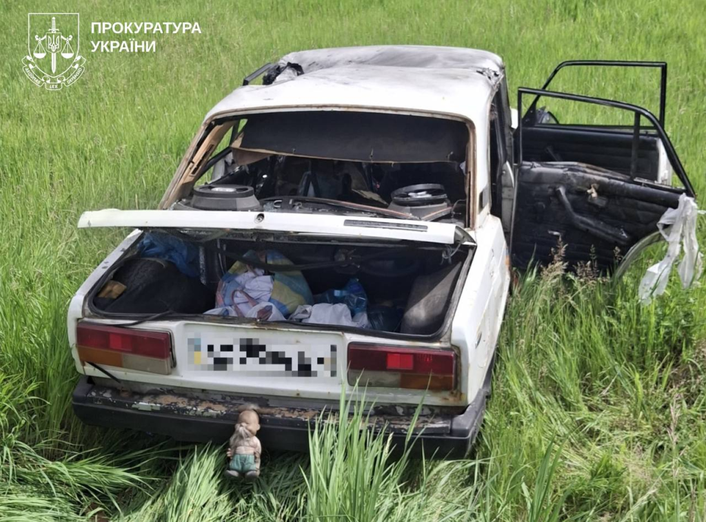 Consequences of a russian drone strike on a car near the village of Pytomnyk on the morning of 30 May. Photo: Kharkiv Oblast Prosecutor's Office