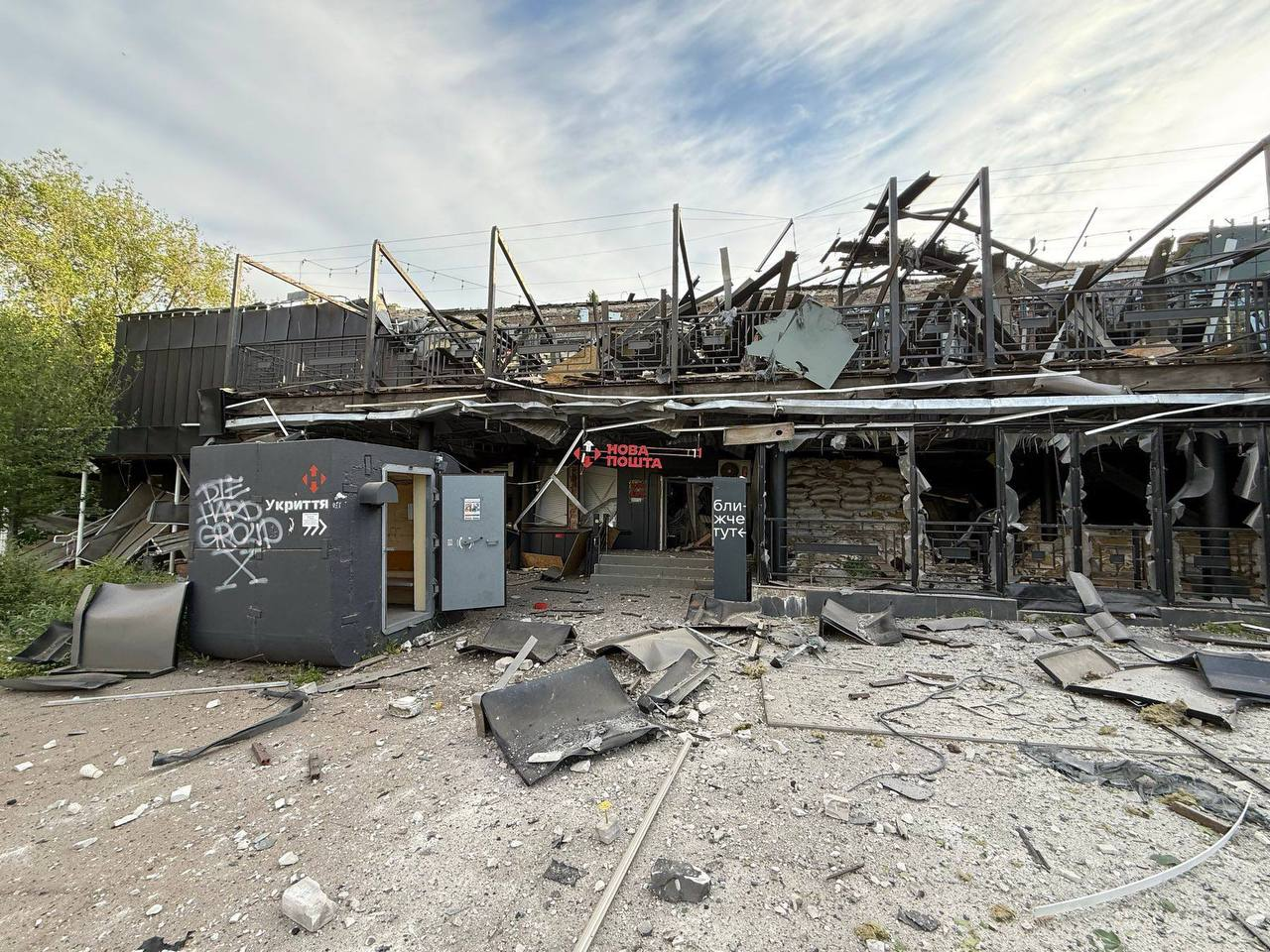 Around 5:30 a.m., as a result of a Russian strike on Kramatorsk, a building of Nova Poshta was damaged. Photo: Nova Poshta.
