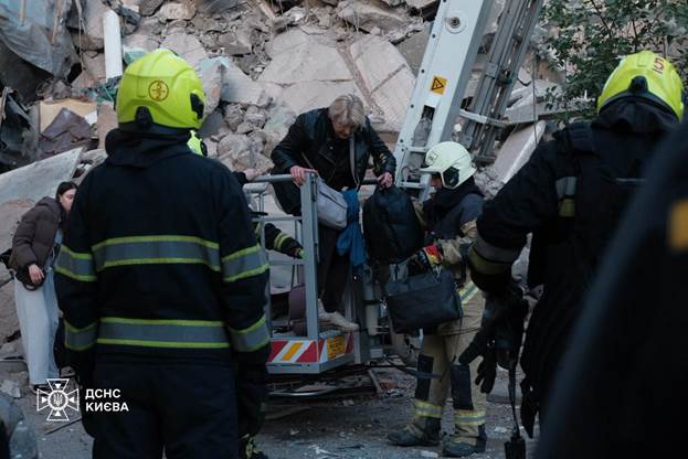 Rescue operations are ongoing in Kyiv following the russian attack on 14 May 2026. Photo: Kyiv State Emergency Service