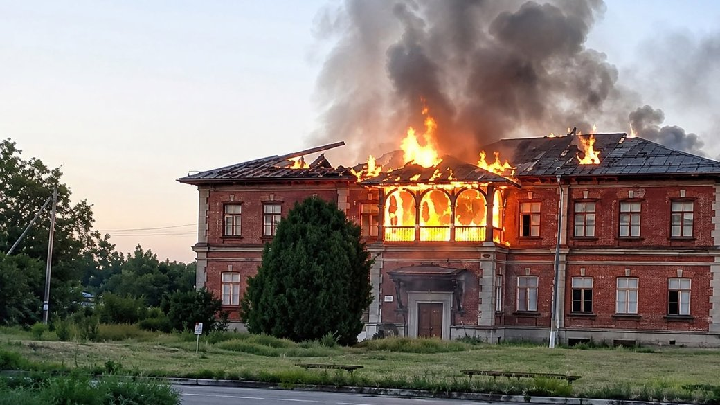 Fire at the historic Myklashevsky estate. Bilenke, Zaporizhzhia oblast, 22 June, 2026. Photo from social media