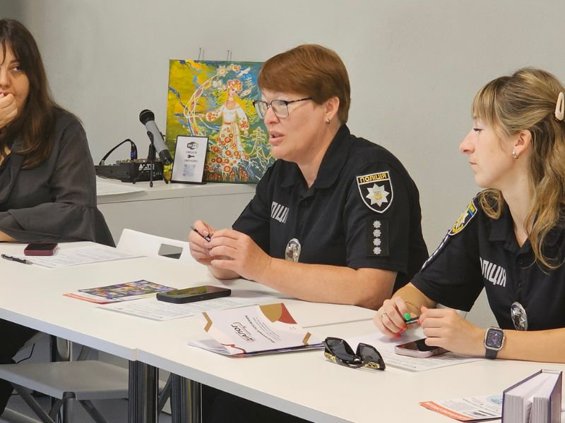 Юлія Малігонова та Марта Комарова під час круглого столу «Стійкі громади під час війни: безпека, взаємодія, готовність» в УЖВ ХАБ.