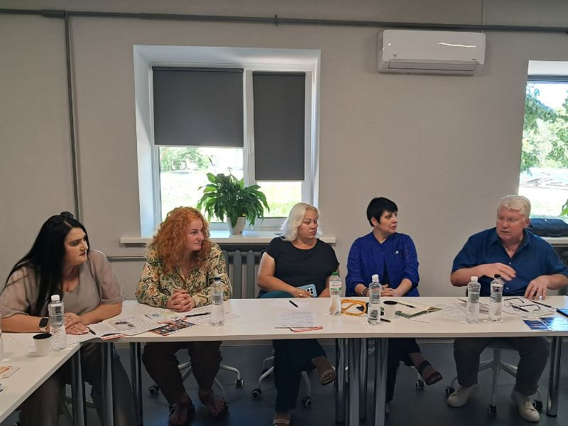 Сергій Колосовський, керівник Бородянського управління Бучанської філії Київського обласного центру зайнятості, разом з учасницями та учасниками круглого столу під час обговорення шляхів посилення стійкості громад в умовах війни.