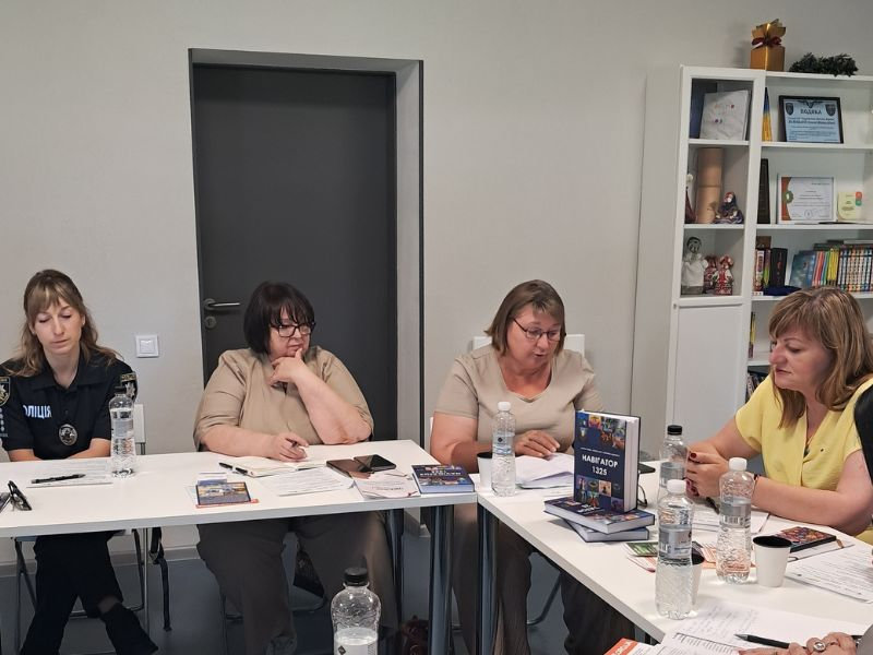 Представниці та представники органів влади, соціальної сфери, громадських організацій і партнерських інституцій під час спільного діалогу про безпеку, підтримку людей та розвиток стійких громад в УЖВ ХАБ.
