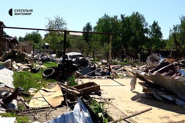 24 травня у Житомирі працівники комунальних підприємств почали прибирати залишки будівель, що були зруйновані внаслідок авіаударів російських військ. 