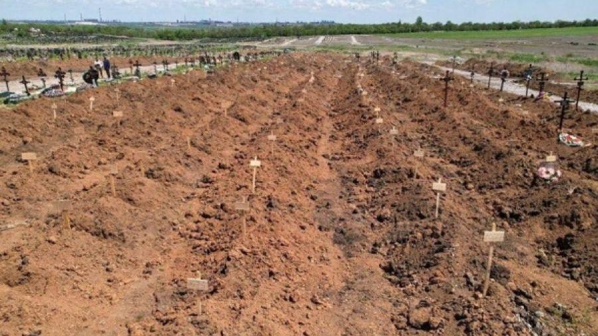 A new photo of mass burials near Mariupol was published