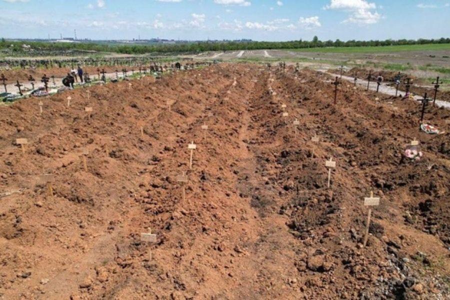 A new photo of mass burials near Mariupol was published