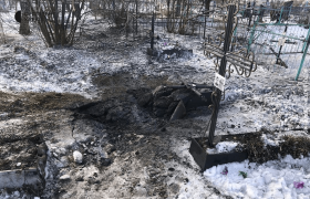 Повалений хрест на цвинтарі в Рясному. Фото з соцмереж.