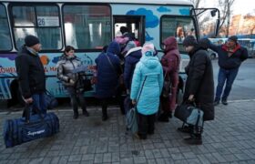 вдалося евакуювати 344 людини з Маріуполя, Війна, Україна