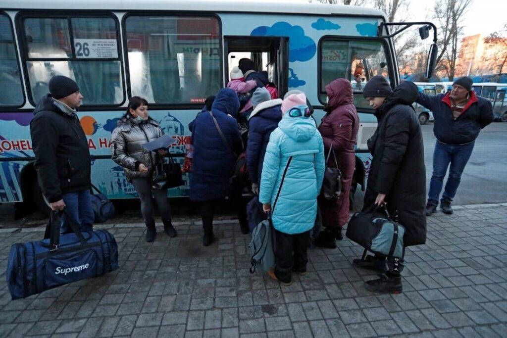 вдалося евакуювати 344 людини з Маріуполя, Війна, Україна
