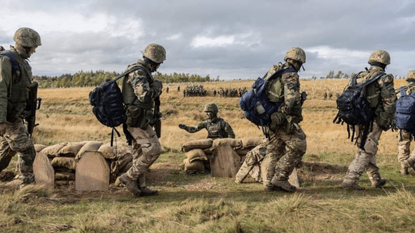 ukrainisches Militär wird weiter ausgebildet. Schwedische Ausbilder unterrichten ukrainische Rekruten in Großbritannien Modenko Valeriia