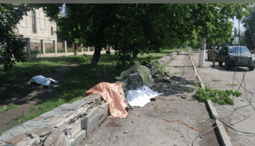Artillerie eine Bushaltestelle in der Stadt Torezk, Donezk Gebiet. Sieben Zivilisten und ein Polizist wurden getötet, vier Zivilisten, darunter drei Kinder, verletzt