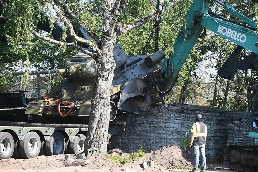 У естонському місті Нарва почали демонтаж радянського танка-пам'ятника рішення, яке уряд ухвалив попри спротив місцевих жителів проросійського міста