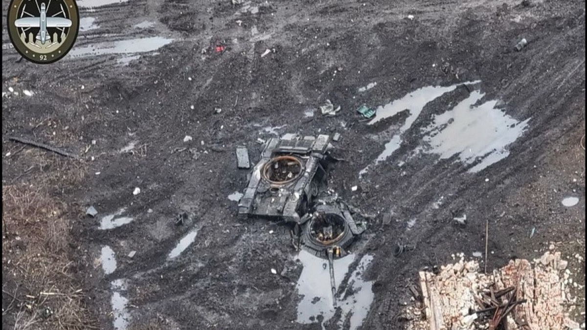 Український оператор за допомогою розробленого волонтерами ударного дрону знищив найсучасніший російський танк Т-90М