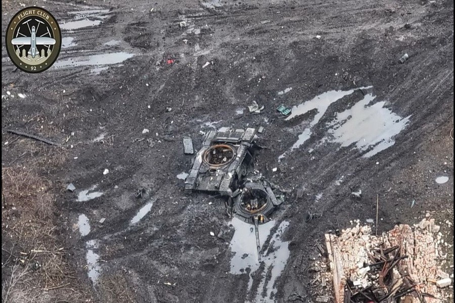 Український оператор за допомогою розробленого волонтерами ударного дрону знищив найсучасніший російський танк Т-90М